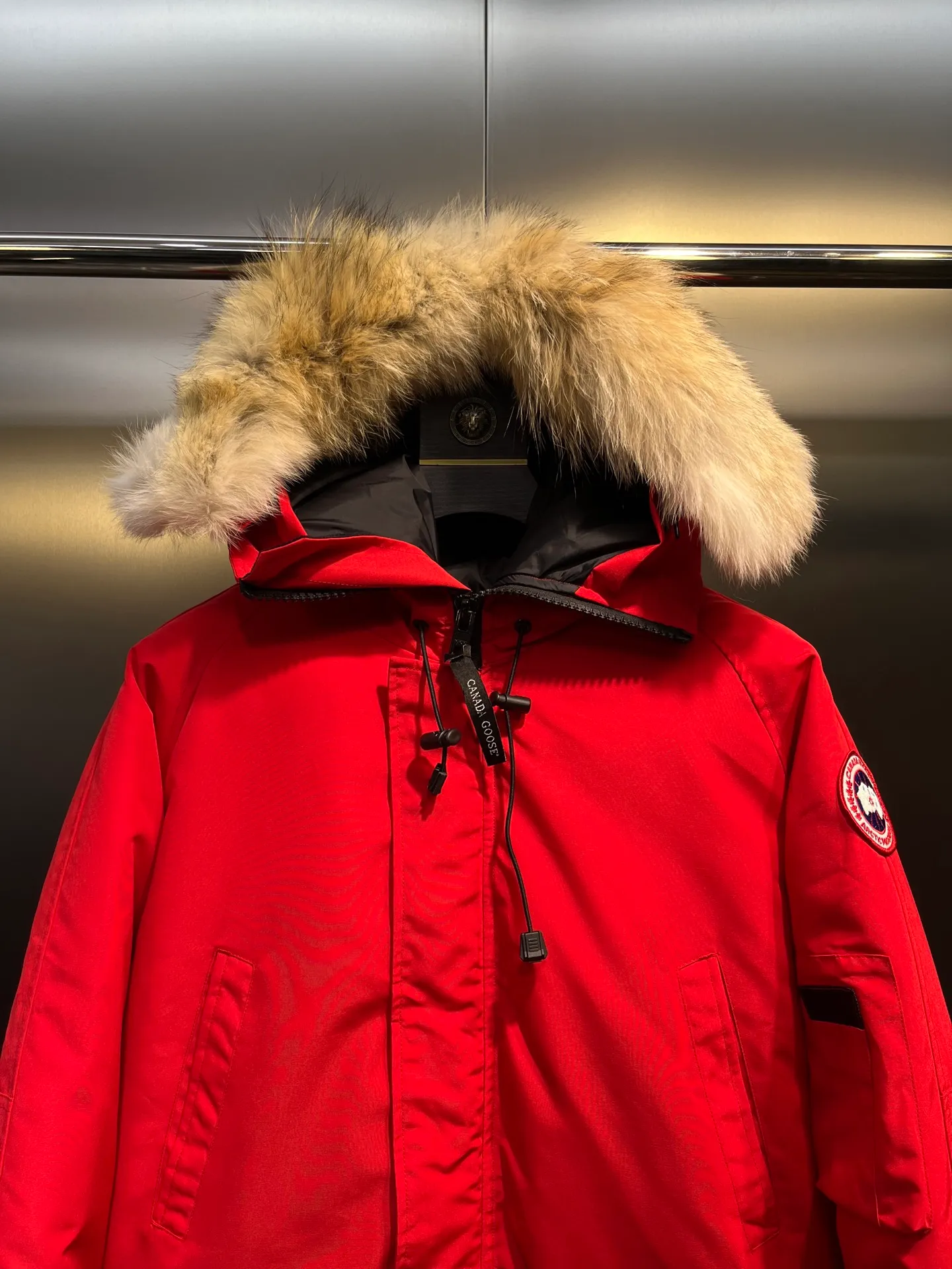 P780 high-end version (new version of Big Goose 01) Canada Goose Canada Goose #Chilliwack 7999M bomber jacket short down jacket/01 model #Men and Women Same Style# ➖ Genuine synchronous anti-counterfeiting chip sensor! ➖ Imported 21S polyester-cotton blended original fabric [last year’s 16S/18S hard fabrics have been completely eliminated, this year all use 21S genuine synchronous fabrics, the soft mid-strap feels delicate and textured], genuine synchronous Feather-Light 10D waterproof coating fabric, made of 84.5 polyester fiber and 15.5 cotton, 100% the best feel in the entire network! ➖ The genuine official website is synchronized with the national standard 80 white duck down, you can check the official website customer service, there will never be a series of misleading claims such as 90 down or goose down! ➖ Using the best nylon lining with double double-layer sealing design, velvet-proof No. 7 needle + grid-filled down ready-made garments, there is 100% no so-called velvet running! ➖ The cuffs are designed with thickened seamless threads, and the collar and pockets are lined with top-quality polar fleece to keep you warm and comfortable! ➖ Yoshida YKK provides original factory-customized electroplated sliders. YKK two-way lockable zippers are tight and smooth and do not peel off paint! ➖ 3M composite guarantees that the Velcro is the same as the original, durable, and all accessories and hardware are custom-made! ➖ Imported BEHRINGER embroidery machine to customize the 10,000-needle embroidery logo, 98% of which can be reproduced to restore the original logo. You can check and compare on the official website! ➖ The fur collars are all made of large pieces of Western Canadian blue wolf hide, ensuring that each fur collar is 13-15cm wide!   Size:XS-XXL